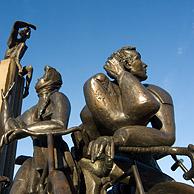 Beeldengroep met fontein, een symbolische voorstelling van de Vlaamse steden Brugge, Gent, Antwerpen en Kortrijk op het plein Het Zand, België.
